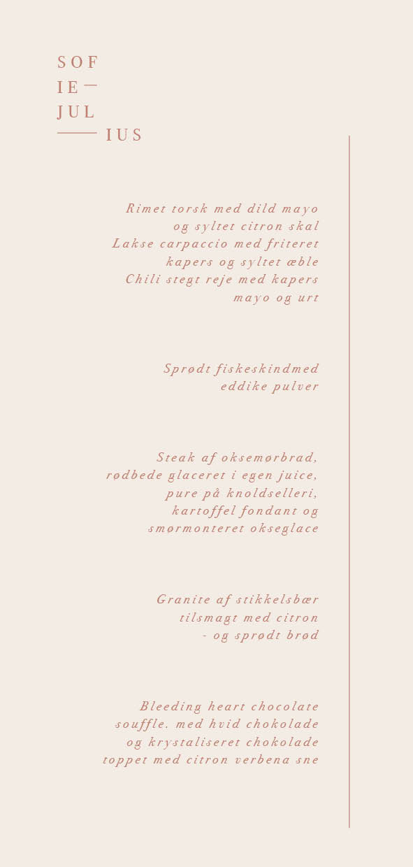 
                Smukkeste menukort til jeres bryllup i de sødeste lyserøde farver. Dette menukort er meget elegant og enkelt og er den bedste måde til at vise menuen på til gæsterne. Til designet kommer også matchende elementer i form af invitation, velkomstskilt, salmehæfte, bordoversigt, bordkort, drinkskort, takkekort mm. således I kan skabe en rød tråd for dagen.                